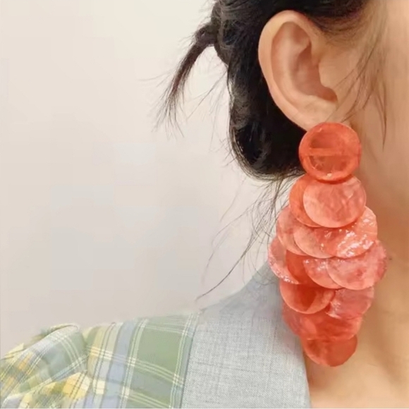 Piper K Jewelry - 🧡🔹️Piper K🔹️Gorgeous Coral Ombré shell Disco Layered chandelier earrings